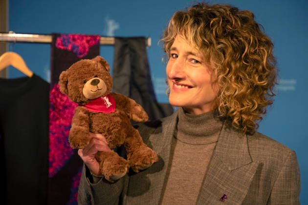 Director Tricia Tuttle with the Berlinale plush bear during a program press conference for the 76 Berlin Int Copyright: epd-bild RolfxZoellner epd-Berlinale6-kopieren