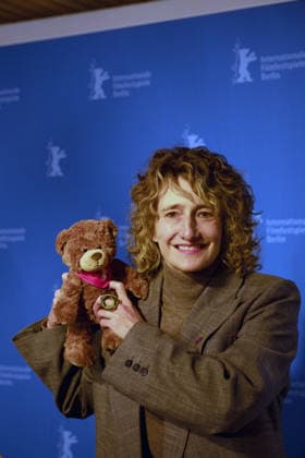 Director Tricia Tuttle with the Berlinale plush bear during a program press conference for the 76 Berlin Int Copyright: epd-bild RolfxZoellner epd-Berlinale7-kopieren