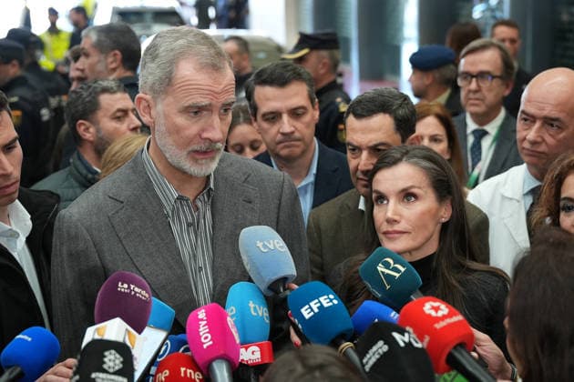 King Felipe VI and Queen Letizia visit Adamuz to offer their support to the victims of the accident The King of Spain, Felipe VI, attends the media after visiting the Reina Sofia University Hospital in Cordoba, to take an interest in the injured and their families, this is the hospital that hosts the largest number of injured in the train accident in which at least 41 people have died and there are more than a hundred injured January 20, 2026 in Cordoba Andalusia, Spain The Royal Family has brought forward their return to Spain from Greece and reduced their agenda to be able to travel to Cordoba after the train accident in Adamuz, which this past Sunday, January 18, has caused at least 41 deaths and a hundred injured The Kings Felipe VI an  Copyright: xFranciscoxJ.xOlmox 7231903