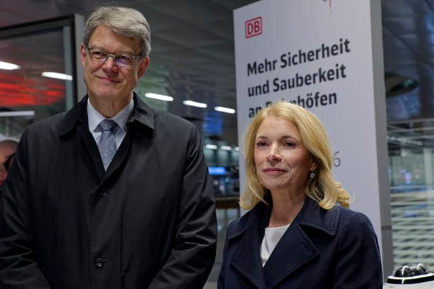 Palla und Schnieder starten Bahnhofsprogramm 2026-01-20 Deutschland, Berlin Die Vorstandsvorsitzende der DB AG, Evelyn Palla, und Patrick Schnieder (CDU), Bundesverkehrsminister, starten das DB-Sofortprogramm für mehr Sicherheit und Sauberkeiit in den Bahnhöfen. *** Palla and Schnieder launch station program 2026 01 20 Germany, Berlin DB AG CEO Evelyn Palla and Patrick Schnieder CDU , Federal Minister of Transport, launch the DB Immediate Action Program for more safety and cleanliness in railroad stations