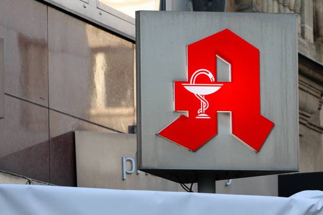 Arzneimittel aus der Apotheke An der Fassade eines Gebäudes befindet sich ein Logo einer Apotheke *** Pharmaceuticals from the pharmacy A pharmacy logo can be found on the façade of a building