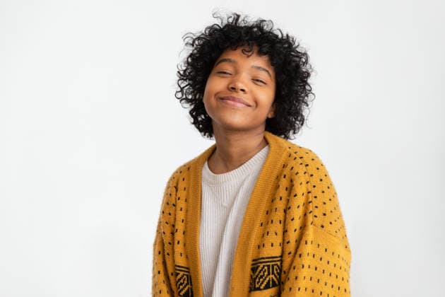 Schöne afroamerikanische Frau mit Afro-Frisur lächelt isoliert vor weißem Hintergrund mit Freiraum. Junge afrikanische Frau mit lockigem Haar lacht. Freiheit, Glück, Sorglosigkeit, glückliche Menschen. Beautiful african american girl with afro hairstyle smiling isolated on white background with copy space. Young african woman with curly hair laughing. Freedom happiness carefree happy people concept (License=RF) ,model released, Symbolfoto Copyright: xZoonar.com IuliiaxZavalishinax 24492697 ,model released, Symbolfoto ,property released