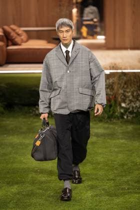 PFW - Louis Vuitton Menswear Ready-to-wear Fall-Winter 2026 2027 collection - Runway A model presents a creation for the Louis Vuitton Menswear Ready-to-wear Fall-Winter 2026 2027 collection as part of the Paris Fashion Week in Paris on January 20, 2026. Photo by Alexis Jumeau ABACAPRESS.COM Paris France  Copyright: xJumeauxAlexis ABACAx