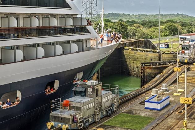 Kreuzfahrtschiff fährt durch den Panamakanal, Panama, Mittelamerika Cruise Ship Passing Through The Panama Canal, Panama, Central America Copyright: imageBROKER GrahamxMulrooney ibliqx16164992.jpg