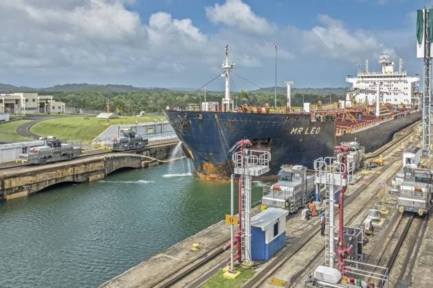 Schiff fährt durch den Panamakanal, Panama, Mittelamerika Ship Passing Through The Panama Canal, Panama, Central America Copyright: imageBROKER GrahamxMulrooney ibliqx16165007.jpg