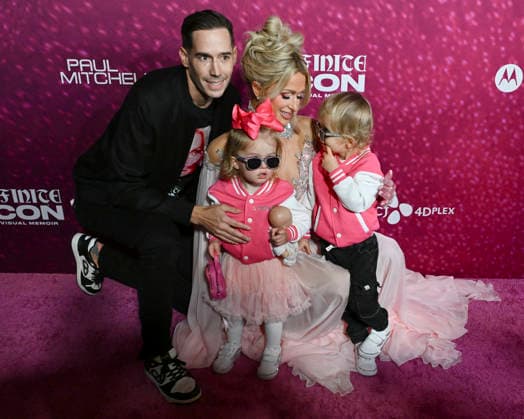 Infinite Icon: A Visual Memoir Premiere in Los Angeles #2 January 20, 2026, Los Angeles, California, USA: (L-R) CARTER REUM, LONDON MARILYN HILTON REUM, PARIS HILTON, and PHOENIX BARRON HILTON REUM attend the Los Angeles World Red Carpet Premiere Of Infinite Icon Los Angeles USA - ZUMAb173 20260120_aap_b173_010 Copyright: xBillyxBennightx