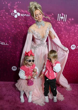 Infinite Icon: A Visual Memoir Premiere in Los Angeles #2 January 20, 2026, Los Angeles, California, USA: PARIS HILTON, and PHOENIX BARRON HILTON REUM attend the Los Angeles World Red Carpet Premiere Of Infinite Icon Los Angeles USA - ZUMAb173 20260120_aap_b173_019 Copyright: xBillyxBennightx