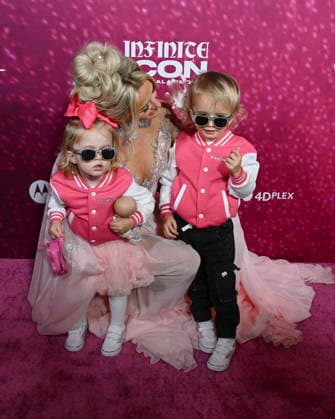 Infinite Icon: A Visual Memoir Premiere in Los Angeles #2 January 20, 2026, Los Angeles, California, USA: PARIS HILTON, and PHOENIX BARRON HILTON REUM attend the Los Angeles World Red Carpet Premiere Of Infinite Icon Los Angeles USA - ZUMAb173 20260120_aap_b173_023 Copyright: xBillyxBennightx
