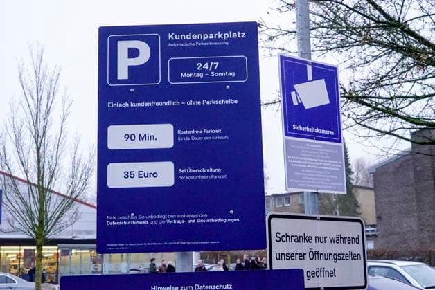cntv: Lidl Parkplatz Hinweisschild QR Code Das Pilotprojekt Feierabendparken startet 15.01.2026 Hamburg Hamm , Nachts nach Geschaeftsschluss den PKW auf Hamburger Parkplaetzen der Lidl Supermaerkte gegen eine Gebuehr parken Anwohnerparken.Dafuer scannt man den QR Code auf dem Schild vor Ort ein und bucht den Zeitraum zum anstellen des Autos Hamburg Germany *** cntv Lidl parking lot sign QR Code The pilot project Feierabendparken starts 15 01 2026 Hamburg Hamm , At night after closing time the car on Hamburg parking lots of Lidl supermarkets for a fee resident parking For this you scan the QR code on the sign on site and book the period to park the car Hamburg Germany