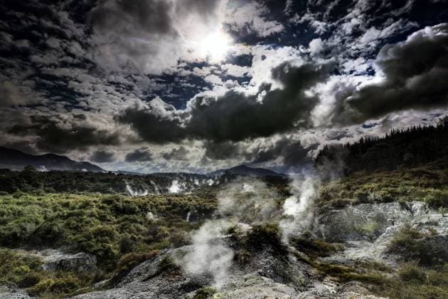 Beeindruckendes Geothermalgebiet von Waiotapu mit aufsteigendem Dampf und dramatischen Wolken, Waiotapu, Bay of Plenty, New Zealand Impressive Waiotapu geothermal area with rising steam and dramatic clouds, Waiotapu, Bay of Plenty, New Zealand Copyright: imageBROKER RolandxMarske iblrdm15488212.jpg