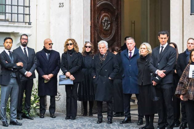 Valentino Garavani Funeral Chapel - Rome Giancarlo Giammetti, Micaela Calabresi Marconi, Vernon Bruce Hoeksema, family members outside the PM23 exhibition site where late Italian fashion designer Valentino Garavani is lying in state before the funeral, in Rome, Italy on January 21, 2026. Photo by Giandomenico D Angelo IPA ABACAPRESS.COM Rome Italy  Copyright: xIPA ABACAx