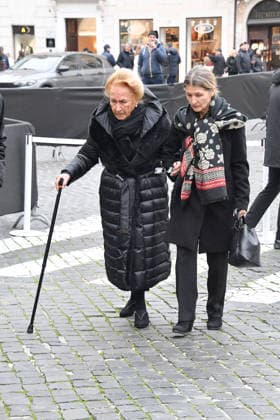 Valentino Garavani Funeral Chapel - Rome historic hairdresser Alba Armillei outside the PM23 exhibition site where late Italian fashion designer Valentino Garavani is lying in state before the funeral, in Rome, Italy on January 21, 2026. Photo by Vincenzo Landi IPA ABACAPRESS.COM Rome Italy  Copyright: xIPA ABACAx