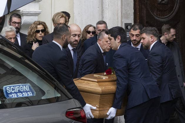 Funeral of Valentino Garavani in Rome ROME, ITALY - JANUARY 21: The coffin is carried to the chapel of rest at Foundation Valentino Garavani and Giancarlo Giammetti at Mignanelli Square on January 21, 2026 in Rome, Italy. Italian fashion designer Valentino Garavani died at 93 years old in Rome on January 19. Primo Barol Anadolu Rome Italy. Editorial use only. Please get in touch for any other usage.  Copyright: x2026xAnadoluxPrimoxBarolx