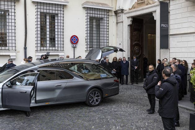 Funeral of Valentino Garavani in Rome ROME, ITALY - JANUARY 21: The arrival of the coffin at the Foundation Valentino Garavani and Giancarlo Giammetti at Mignanelli Square on January 21, 2026 in Rome, Italy. Italian fashion designer Valentino Garavani died at 93 years old in Rome on January 19. Primo Barol Anadolu Rome Italy. Editorial use only. Please get in touch for any other usage.  Copyright: x2026xAnadoluxPrimoxBarolx