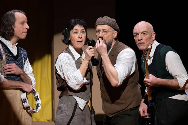 Erich und die Detektive by Philip Tiedemann, directed by Philip Tiedemann, stage and costumes by Alexander Martynow, music by Henrik Kairies, cast by Bürger Lars Dietrich, Krista Birkner, Mario Ramos, Oliver Seidel, Henrik Kairies, on 21 01 2026 in Berlin, Schlosspark Theater , Germany