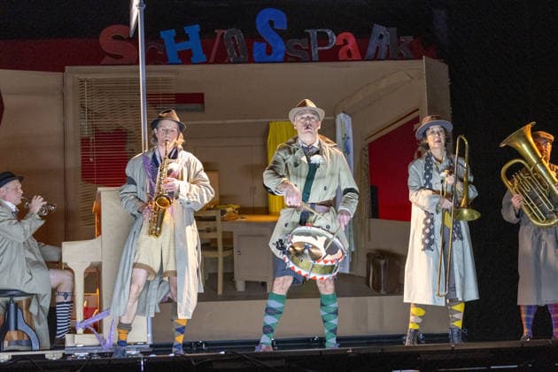 Erich und die Detektive by Philip Tiedemann, directed by Philip Tiedemann, stage and costumes by Alexander Martynow, music by Henrik Kairies, cast by Bürger Lars Dietrich, Krista Birkner, Mario Ramos, Oliver Seidel, Henrik Kairies, on 21 01 2026 in Berlin, Schlosspark Theater , Germany