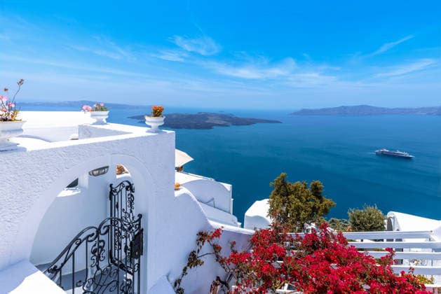 Greece Islands, scenic panoramic sea views of Santorini island from top outlook of Fira village Greece Islands, scenic panoramic sea views of Santorini island from top outlook of Fira village. Model Released GentleGiantProductions_ID33809_1190565_016 Copyright: xx RECORD DATE NOT STATED