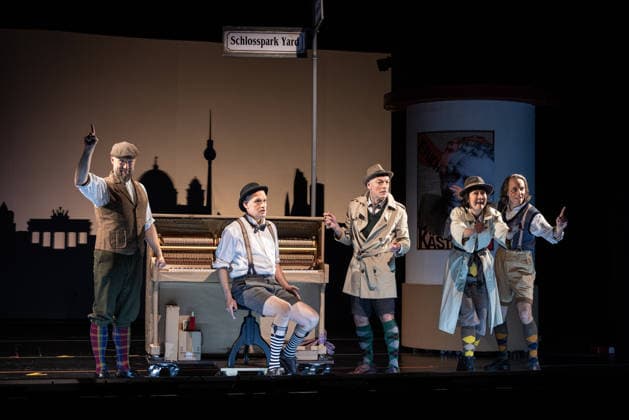ERICH UND DIE DETEKTIVE EINE KÄSTNER REVUE Bürger Lars Dietrich, Krista Birkner, Mario Ramos, Oliver Seidel, Henrik Kairies ERICH UND DIE DETEKTIVE EINE KÄSTNER REVUE LIVE AM SCHLOSSPARK YARD öffentliche TV PHOTOPROBE im Schlosspark Theater in Berlin Copyright: xEventpressxFuhrx
