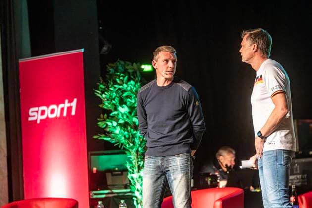 Doppelpass on Tour with MSV coach Dietmar Hirsch, Thomas Helmer and Mario Basler FOR EDITORIAL PURPOSES ONLY EDITORIAL USE ONLY p Thomas Helmer presenter takes to the st Copyright: ArnulfxStoffel doc848h05ubpy0y83uk17s2 ,EDITORIAL USE ONLY Copyright: ArnulfxStoffel