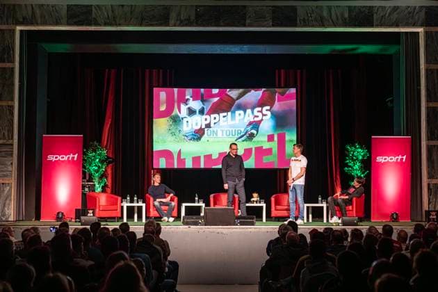 Doppelpass on Tour with MSV coach Dietmar Hirsch, Thomas Helmer and Mario Basler FOR EDITORIAL PURPOSES ONLY EDITORIAL USE ONLY p Thomas Helmer presenter takes to the stage Copyright: ArnulfxStoffel doc848h07fez8l1kfao11i43 ,EDITORIAL USE ONLY Copyright: ArnulfxStoffel
