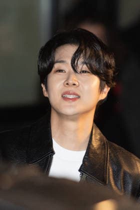 AMI Paris Menswear Arrivals Choi Woo-shik arrived at the AMI Paris Menswear Fall Winter 2026-2027 show as part of Paris Fashion Week on January 21, 2026 in Paris, France. Photo by Nasser Berzane ABACAPRESS.COM Paris France  Copyright: xBerzanexNasser ABACAx