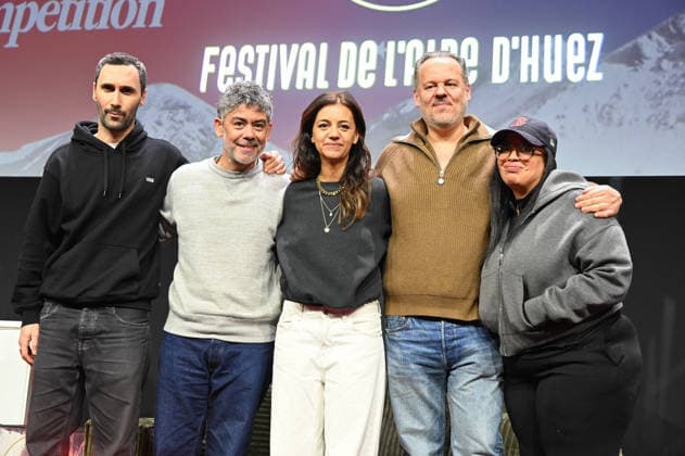 Alpe d Huez 29th Comedy Film Festival Leo Grandperret, Manu Payet, Marie-Julie Baup, Frederic Hazan and Melha Bedia attending the screening of Deviens genial during the 29th Comedy Film Festival in L Alpe d Huez, France, on January 21, 2026. Photo by Mireille Ampilhac ABACAPRESS.COM L Alpe Du Huez France  Copyright: xAmpilhacxMireille ABACAx