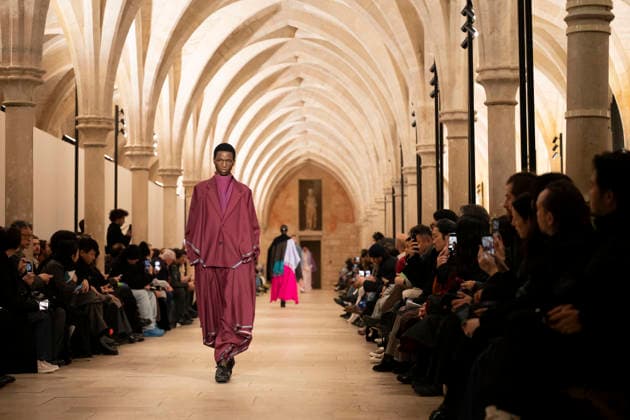 PFW - Issey Miyake Runway A model wears a creation as part of the Issey Miyake Fall Winter 2026-2027 Men s collection presented in Paris, Thursday, Jan. 22, 2026. Photo by Eliot Blondet ABACAPRESS.COM Paris France France  Copyright: xBlondetxEliot ABACAx