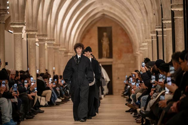 PFW - Issey Miyake Runway A model wears a creation as part of the Issey Miyake Fall Winter 2026-2027 Men s collection presented in Paris, Thursday, Jan. 22, 2026. Photo by Eliot Blondet ABACAPRESS.COM Paris France France  Copyright: xBlondetxEliot ABACAx