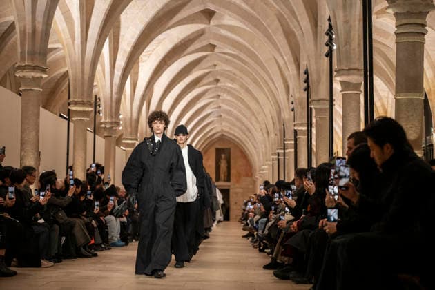 PFW - Issey Miyake Runway A model wears a creation as part of the Issey Miyake Fall Winter 2026-2027 Men s collection presented in Paris, Thursday, Jan. 22, 2026. Photo by Eliot Blondet ABACAPRESS.COM Paris France France  Copyright: xBlondetxEliot ABACAx