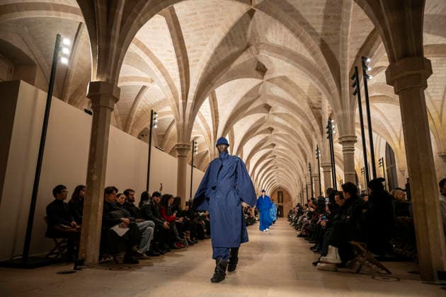 PFW - Issey Miyake Runway A model wears a creation as part of the Issey Miyake Fall Winter 2026-2027 Men s collection presented in Paris, Thursday, Jan. 22, 2026. Photo by Eliot Blondet ABACAPRESS.COM Paris France France  Copyright: xBlondetxEliot ABACAx