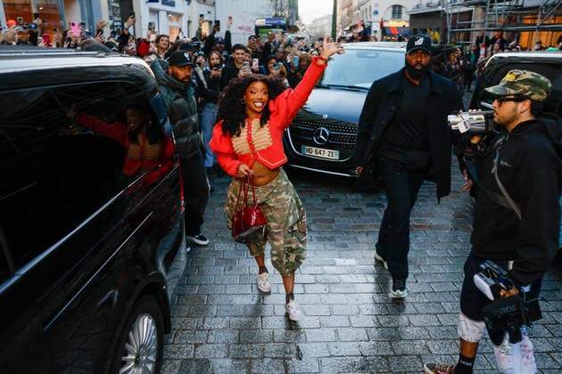 American R B singer SZA whips crowds into a frenzy during a visit to the Vans store during Paris Fashion Week PFW , in Paris, France, on January 22, 2026 Julien Sarkissian Bestimge American R B singer SZA whips crowds into a frenzy during a visit to the Vans store during Paris Fashion Week PFW , in Paris, France, on January 22, 2026 Paris France  Copyright: xJulienxSarkissianx xBestimagexJulienxSarkissianx xBestimagex