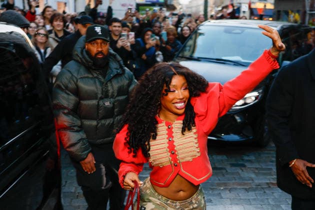 American R B singer SZA whips crowds into a frenzy during a visit to the Vans store during Paris Fashion Week PFW , in Paris, France, on January 22, 2026 Julien Sarkissian Bestimge American R B singer SZA whips crowds into a frenzy during a visit to the Vans store during Paris Fashion Week PFW , in Paris, France, on January 22, 2026 Paris France  Copyright: xJulienxSarkissianx xBestimagexJulienxSarkissianx xBestimagex