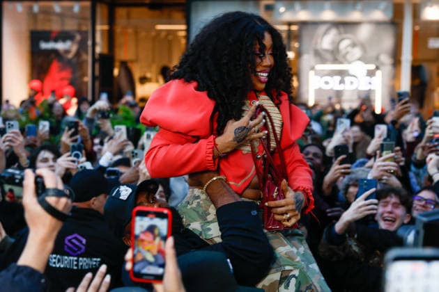 American R B singer SZA whips crowds into a frenzy during a visit to the Vans store during Paris Fashion Week PFW , in Paris, France, on January 22, 2026 Julien Sarkissian Bestimge American R B singer SZA whips crowds into a frenzy during a visit to the Vans store during Paris Fashion Week PFW , in Paris, France, on January 22, 2026 Paris France  Copyright: xJulienxSarkissianx xBestimagexJulienxSarkissianx xBestimagex
