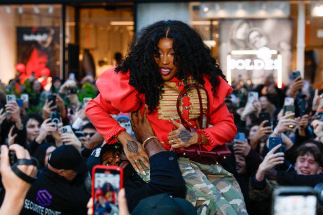 American R B singer SZA whips crowds into a frenzy during a visit to the Vans store during Paris Fashion Week PFW , in Paris, France, on January 22, 2026 Julien Sarkissian Bestimge American R B singer SZA whips crowds into a frenzy during a visit to the Vans store during Paris Fashion Week PFW , in Paris, France, on January 22, 2026 Paris France  Copyright: xJulienxSarkissianx xBestimagexJulienxSarkissianx xBestimagex