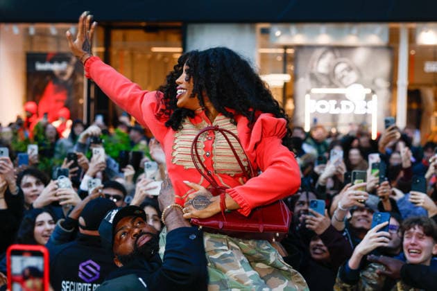American R B singer SZA whips crowds into a frenzy during a visit to the Vans store during Paris Fashion Week PFW , in Paris, France, on January 22, 2026 Julien Sarkissian Bestimge American R B singer SZA whips crowds into a frenzy during a visit to the Vans store during Paris Fashion Week PFW , in Paris, France, on January 22, 2026 Paris France  Copyright: xJulienxSarkissianx xBestimagexJulienxSarkissianx xBestimagex