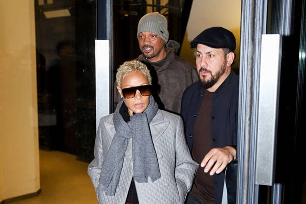 Bain de foule pour Will Smith et sa femme Jada Pinkett Smith à la sortie dun immeuble rue de Rivoli lors de la Fashion Week de Paris PFW , le 22 janvier 2026 Yoann Ouahcene Bestimage Will Smith and his wife Jada Pinkett Smith greet the crowds as they leave a building on Rue de Rivoli during Paris Fashion Week PFW , on January 22, 2026 Paris France  Copyright: xYoannxOuahcenex xBestimagexYoannxOuahcenex xBestimagex
