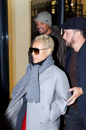 Bain de foule pour Will Smith et sa femme Jada Pinkett Smith à la sortie dun immeuble rue de Rivoli lors de la Fashion Week de Paris PFW , le 22 janvier 2026 Yoann Ouahcene Bestimage Will Smith and his wife Jada Pinkett Smith greet the crowds as they leave a building on Rue de Rivoli during Paris Fashion Week PFW , on January 22, 2026 Paris France  Copyright: xYoannxOuahcenex xBestimagexYoannxOuahcenex xBestimagex