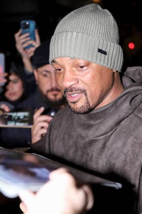 Bain de foule pour Will Smith et sa femme Jada Pinkett Smith à la sortie dun immeuble rue de Rivoli lors de la Fashion Week de Paris PFW , le 22 janvier 2026 Yoann Ouahcene Bestimage Will Smith and his wife Jada Pinkett Smith greet the crowds as they leave a building on Rue de Rivoli during Paris Fashion Week PFW , on January 22, 2026 Paris France  Copyright: xYoannxOuahcenex xBestimagexYoannxOuahcenex xBestimagex