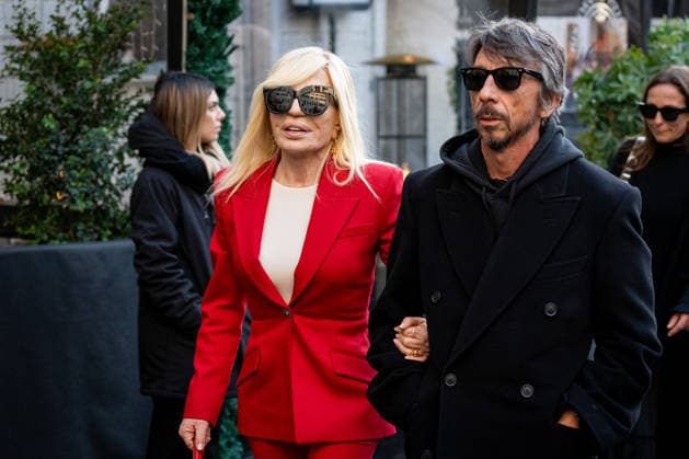 Valentino Garavani s Mortuary Chapel in Rome - 22 Jan 2026 Donatella Versace and Pierpaolo Piccioli arrive at the PM23 exhibition site, where Valentino Garavani, who died on January 20, 2026, is lying in state before the funeral. Rome Italy Copyright: xStefanoxCostantinox xSOPAxImagesx SCOSTANTINO_26CRO0488