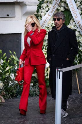 Valentino Garavani s Mortuary Chapel in Rome - 22 Jan 2026 Donatella Versace and Pierpaolo Piccioli arrive at the PM23 exhibition site, where Valentino Garavani, who died on January 20, 2026, is lying in state before the funeral. Rome Italy Copyright: xStefanoxCostantinox xSOPAxImagesx SCOSTANTINO_26CRO0492