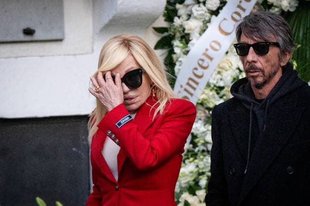 Valentino Garavani s Mortuary Chapel in Rome - 22 Jan 2026 Donatella Versace and Pierpaolo Piccioli arrive at the PM23 exhibition site, where Valentino Garavani, who died on January 20, 2026, is lying in state before the funeral. Rome Italy Copyright: xStefanoxCostantinox xSOPAxImagesx SCOSTANTINO_26CRO0493
