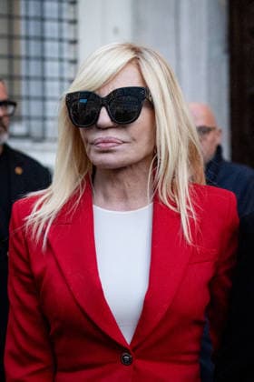 Valentino Garavani s Mortuary Chapel in Rome - 22 Jan 2026 Donatella Versace arrives at the PM23 exhibition site, where Valentino Garavani, who died on January 20, 2026, is lying in state before the funeral. Rome Italy Copyright: xStefanoxCostantinox xSOPAxImagesx SCOSTANTINO_26CRO0497