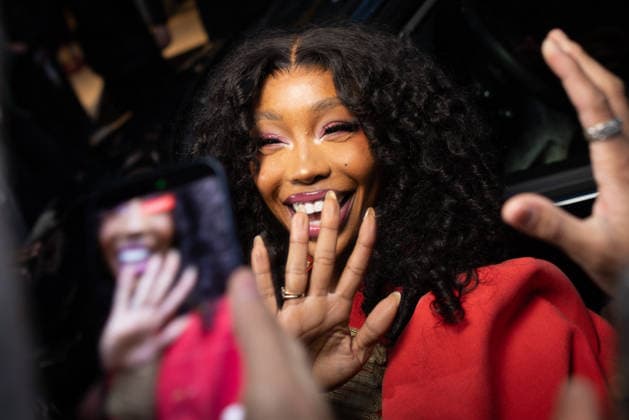 American R B singer SZA whips crowds into a frenzy during a visit to the Vans store during Paris Fashion Week PFW , in Paris, France, on January 22, 2026 Julien Sarkissian Bestimge American R B singer SZA whips crowds into a frenzy during a visit to the Vans store during Paris Fashion Week PFW , in Paris, France, on January 22, 2026 Paris France  Copyright: xJulienxSarkissianx xBestimagexJulienxSarkissianx xBestimagex