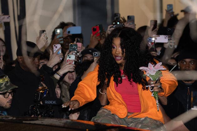 American R B singer SZA whips crowds into a frenzy during a visit to the Vans store during Paris Fashion Week PFW , in Paris, France, on January 22, 2026 Julien Sarkissian Bestimge American R B singer SZA whips crowds into a frenzy during a visit to the Vans store during Paris Fashion Week PFW , in Paris, France, on January 22, 2026 Paris France  Copyright: xJulienxSarkissianx xBestimagexJulienxSarkissianx xBestimagex