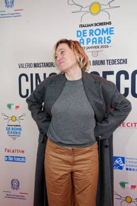 Valeria Bruni Tedeschi Avant première française du film Cinque secondi au Publicis Cinémas, dans le cadre du Troisième Gala du cinéma italien le 22 janvier 2026 Anne Sophie Guebey Bestimage Photocall for the premiere of the film Cinque secondi at Publicis Cinémas, as part of the Third Italian Film Gala in Paris on january 22nd 2026 Paris  Copyright: xAnne-SophiexGuebeyx xBestimagexAnne-SophiexGuebeyx xBestimagex