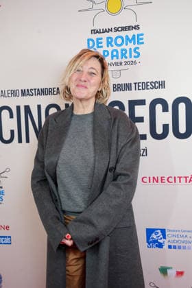 Valeria Bruni Tedeschi Avant première française du film Cinque secondi au Publicis Cinémas, dans le cadre du Troisième Gala du cinéma italien le 22 janvier 2026 Anne Sophie Guebey Bestimage Photocall for the premiere of the film Cinque secondi at Publicis Cinémas, as part of the Third Italian Film Gala in Paris on january 22nd 2026 Paris  Copyright: xAnne-SophiexGuebeyx xBestimagexAnne-SophiexGuebeyx xBestimagex