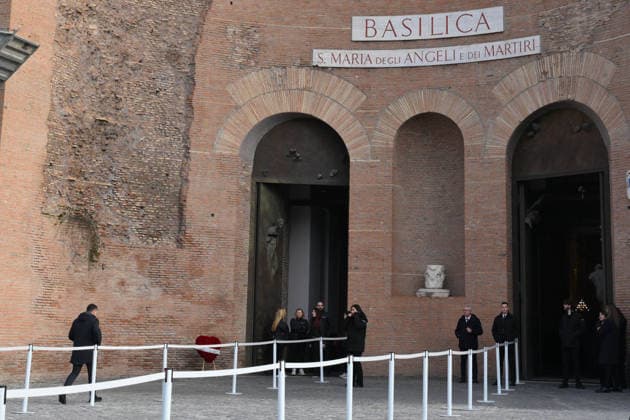 News - Funerali di Valentino Garavani Entrance to the Basilica of Saint Mary of the Angels. during Valentino Garavani s Funeral 2026 on Jan 23, 2026 in Rome, Italy. during Funerali di Valentino Garavani, News in Roma, Italy, January 23 2026 Roma Roma Italy Copyright: xRobertoxRamacciax xLiveMediax LPN_2255226