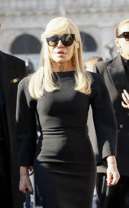Valentino Funeral Arrivals - Rome Italian fashion designer Donatella Versace arriving at Valentino Garavani s funeral at the Basilica Santa Maria degli Angeli e dei Martiri in Rome, Italy on January 23 2026. Italian fashion designer Valentino Garavani died at the age of 93 in Rome on January 19. Photo by Marco Pionavotto ABACAPRESS.COM Rome Italy  Copyright: xPiovanottoxMarco ABACAx