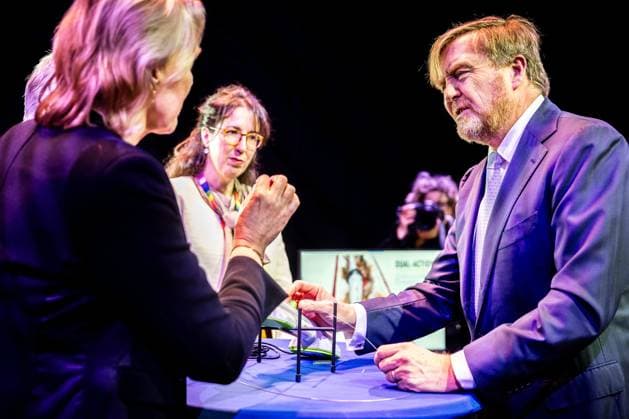 HEERLEN - King Willem-Alexander speaks with students at VISTA College. During his visit, the King learned about Medlands Parkstad, an alliance between businesses, government, and education to strengthen the medical technology sector. ROB ENGELAAR ANP netherlands out - belgium out  Copyright: xx x548325485x originalFilename: 548325485.jpg