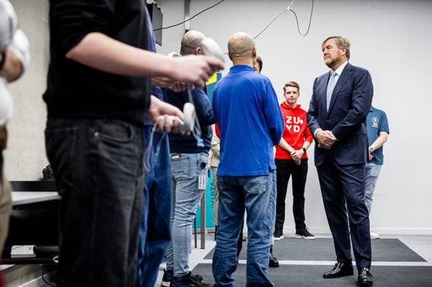 HEERLEN - King Willem-Alexander speaks with students at VISTA College. During his visit, the King learned about Medlands Parkstad, an alliance between businesses, government, and education to strengthen the medical technology sector. ROB ENGELAAR ANP netherlands out - belgium out  Copyright: xx x548325542x originalFilename: 548325542.jpg
